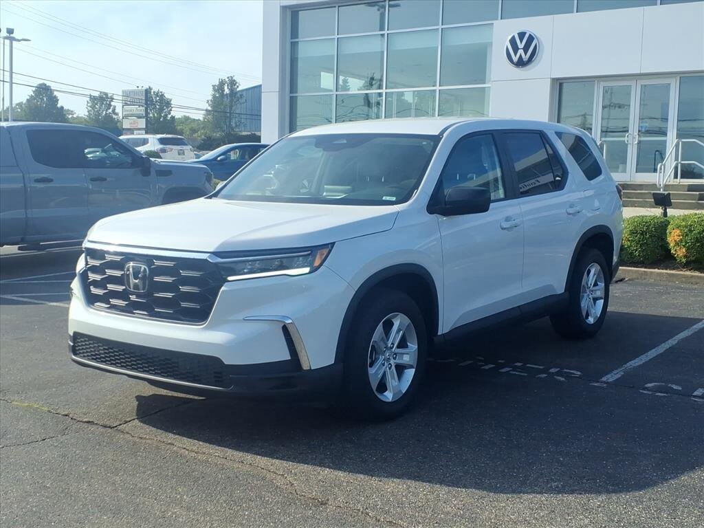 2023 Honda Pilot LX photo 2