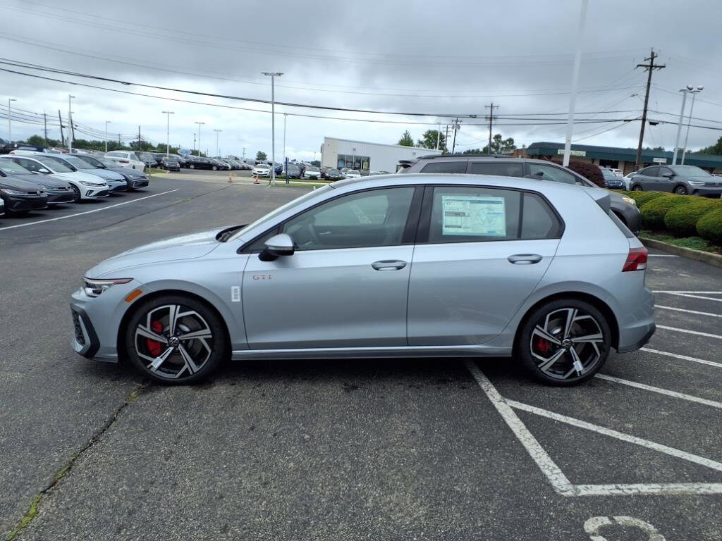 2025 Volkswagen Golf GTI SE photo 3