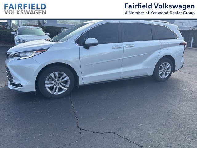 2023 Toyota Sienna Limited's photo