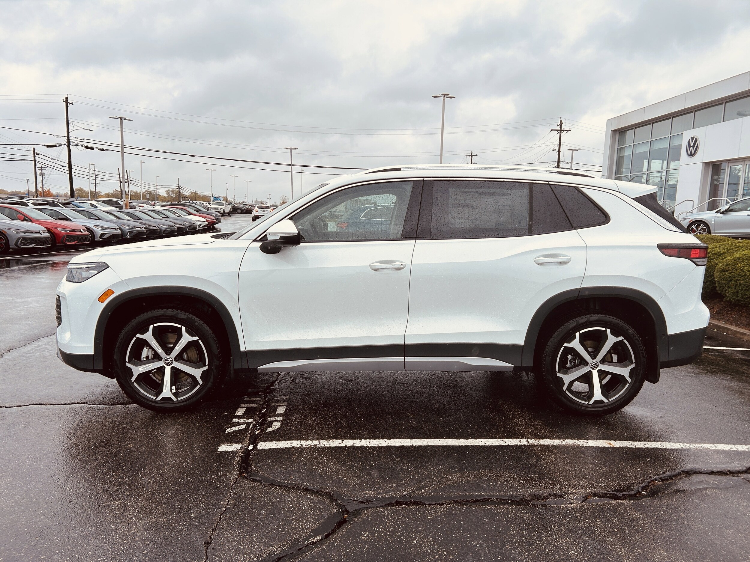 2025 Volkswagen Tiguan SE photo 2