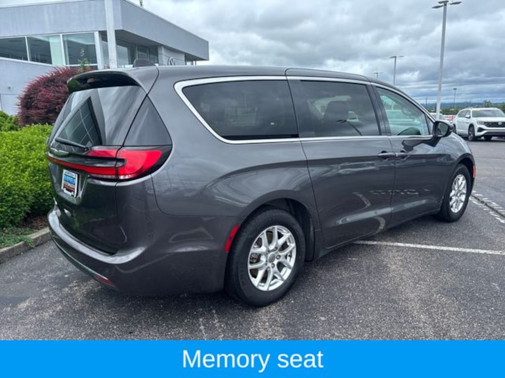 Used 2023 Chrysler Pacifica Touring L Minivan/Van