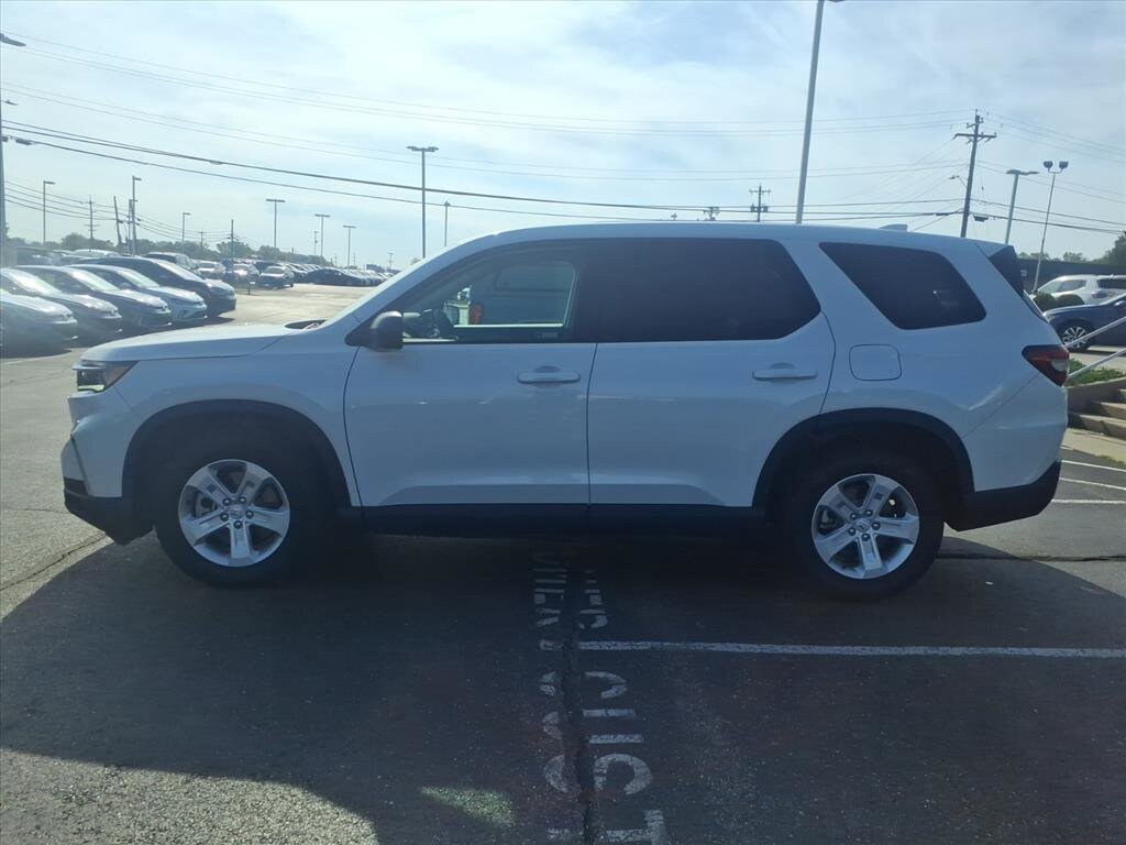 2023 Honda Pilot LX photo 3