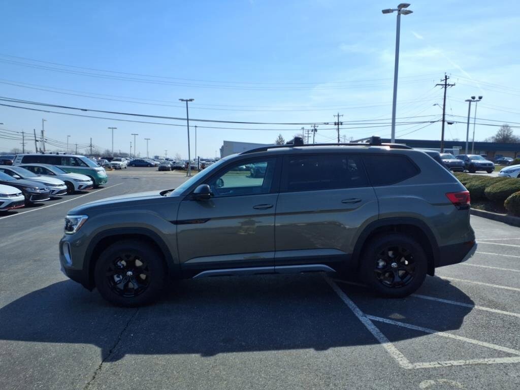 2025 Volkswagen Atlas Peak Edition SE photo 3