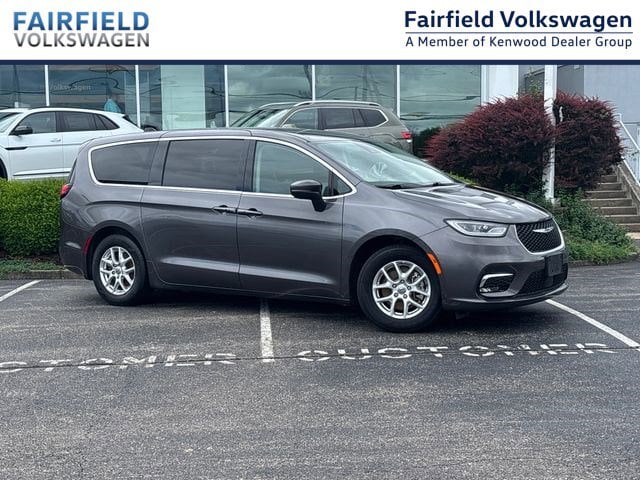 2023 Chrysler Pacifica Touring L's photo