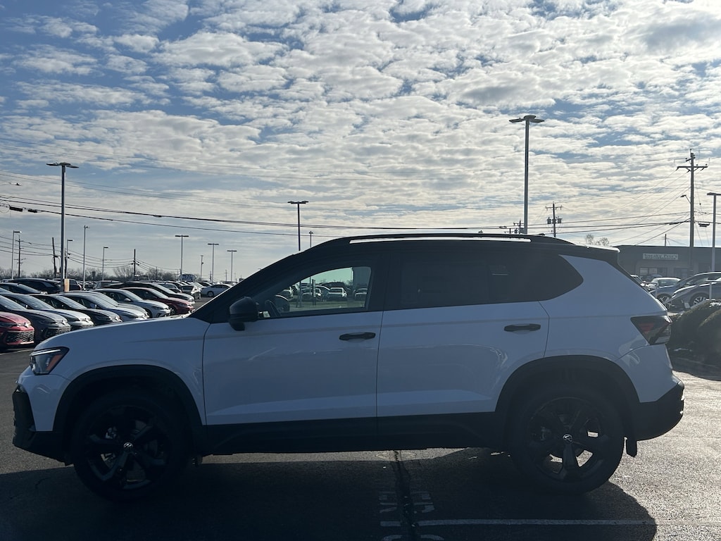 New 2026 Volkswagen Taos 1.5T SE Black SUV