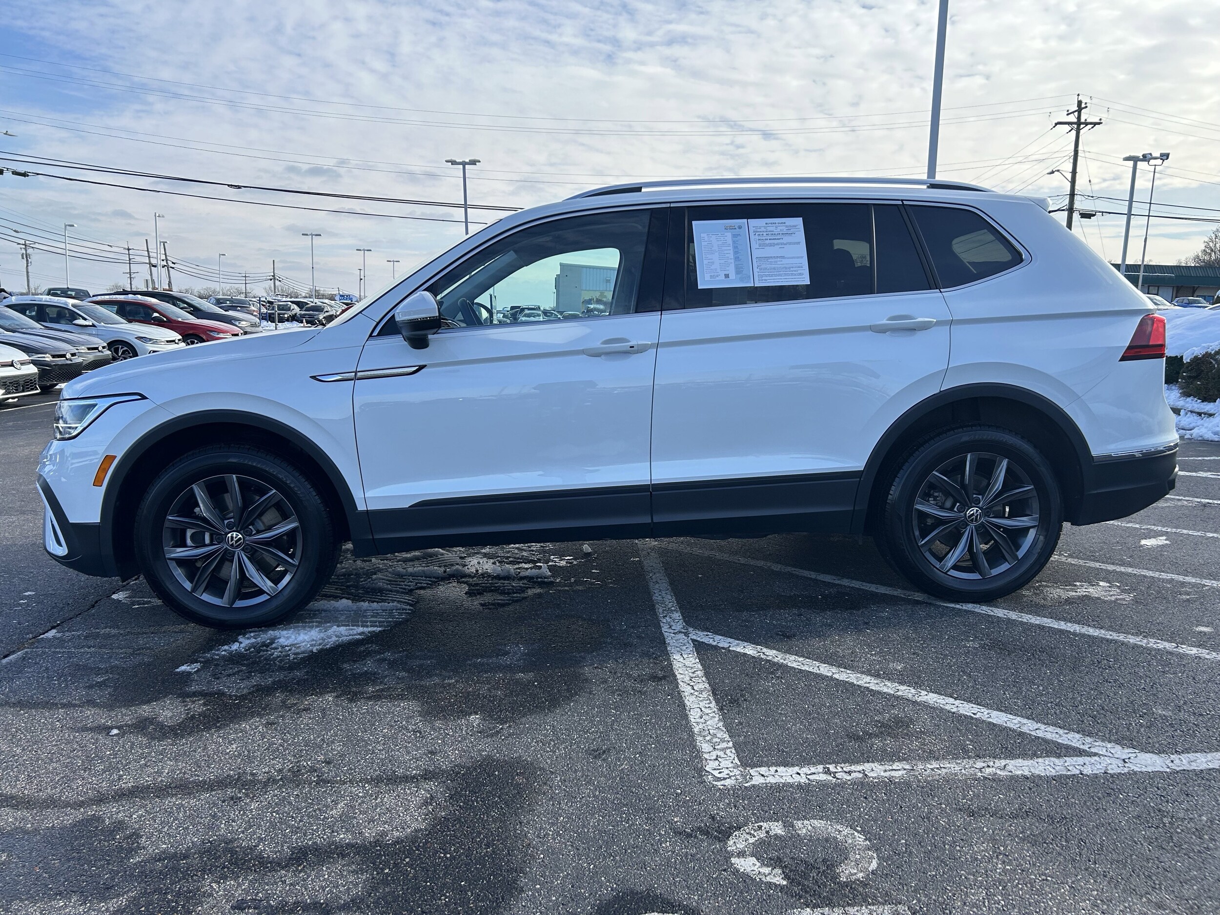 2023 Volkswagen Tiguan SE photo 4