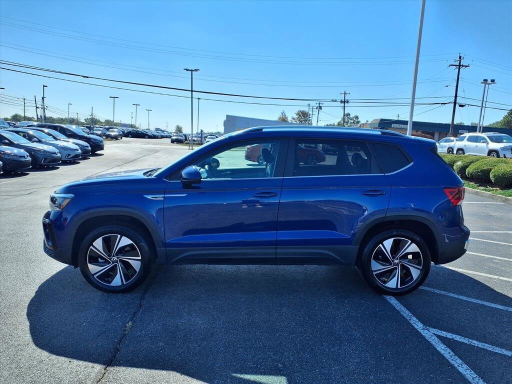 2024 Volkswagen Taos SE photo 2