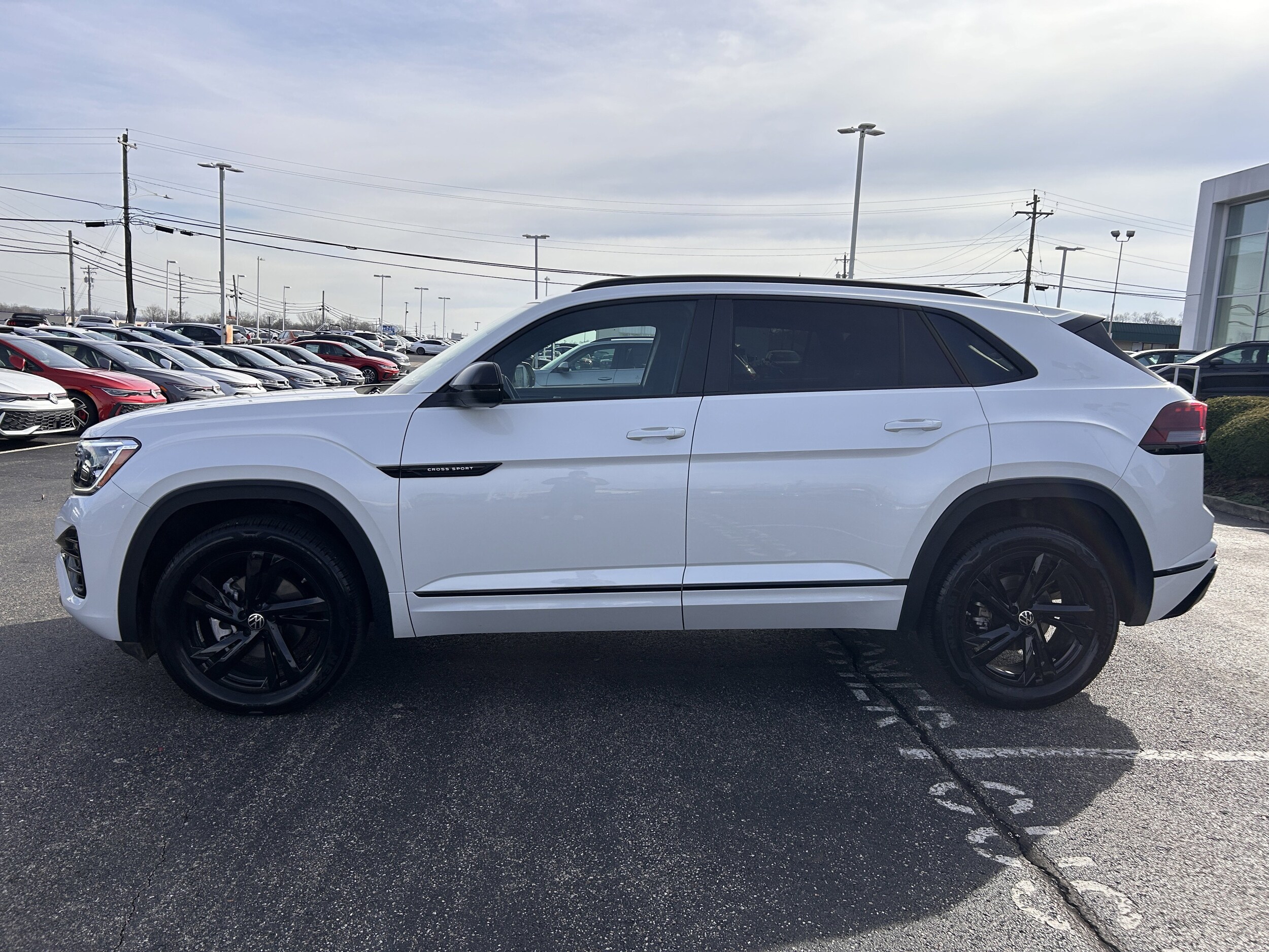 2025 Volkswagen Atlas Cross Sport SEL R-Line photo 3