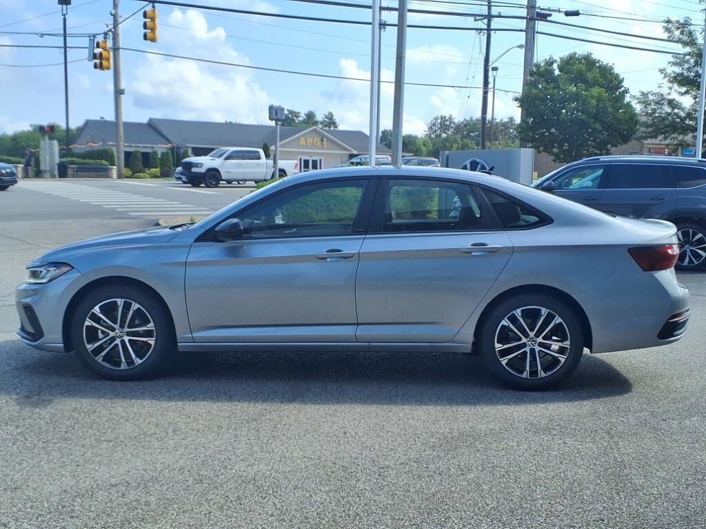 2025 Volkswagen Jetta 1.5T Sport photo 3