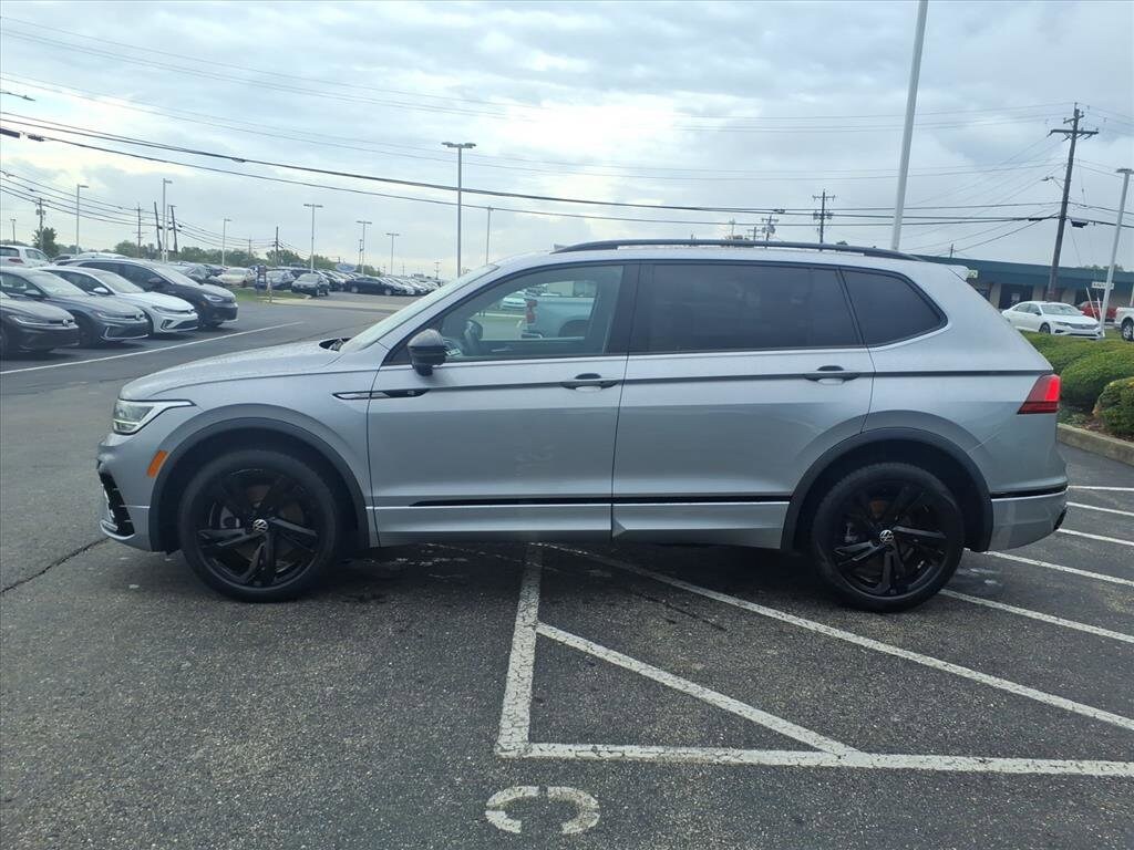 2023 Volkswagen Tiguan SE R-Line Black photo 4