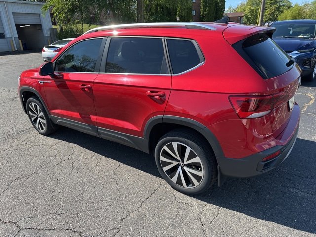 2022 Volkswagen Taos SE photo 2