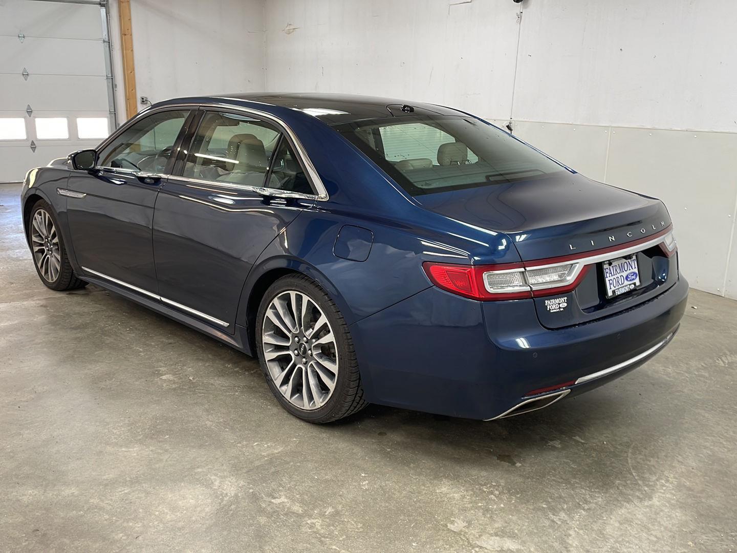 2017 Lincoln Continental Select photo 3