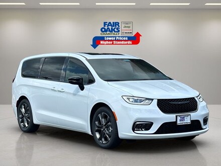 2026 Chrysler Pacifica Select Passenger Van