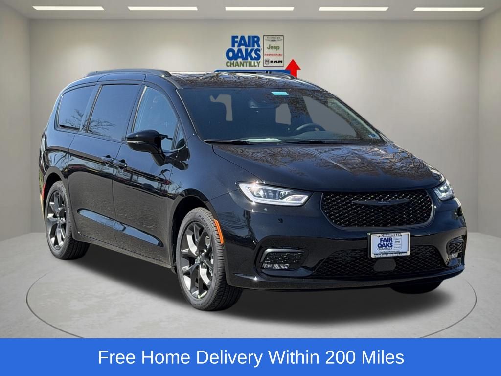 2026 Chrysler Pacifica Select's photo