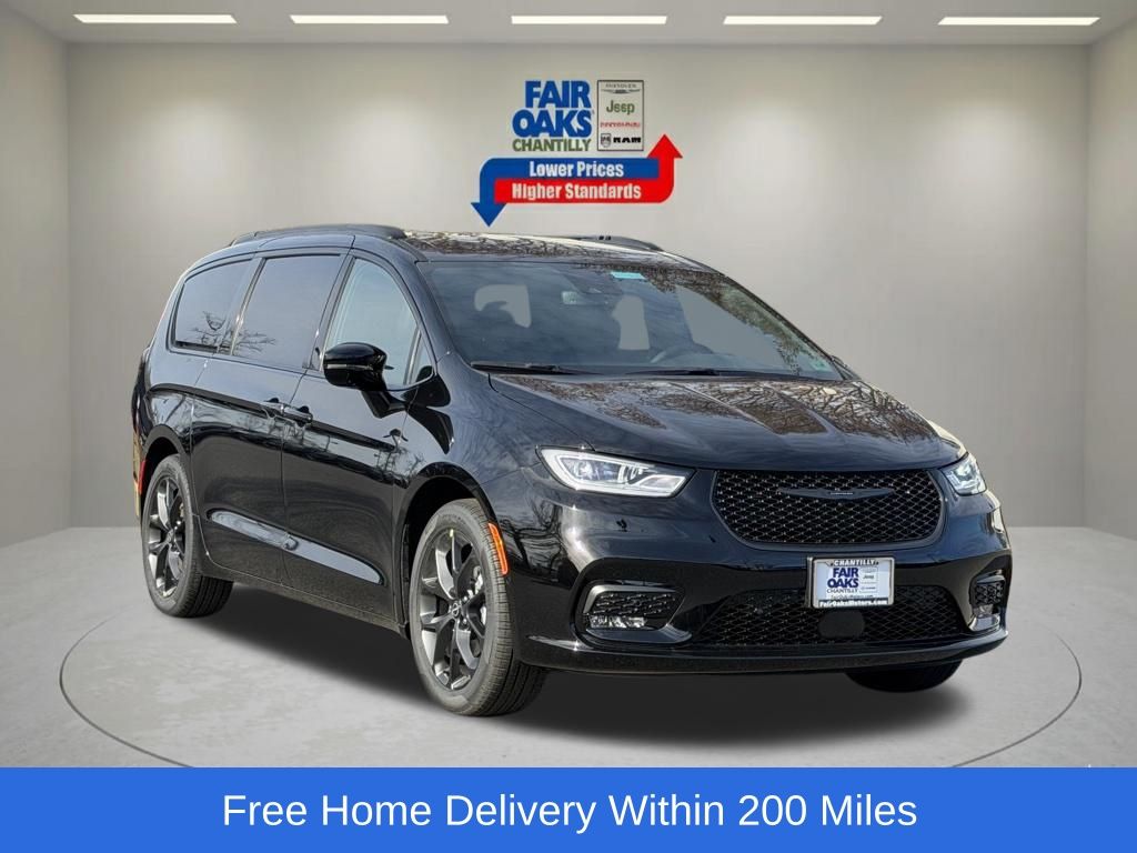 2026 Chrysler Pacifica Select's photo