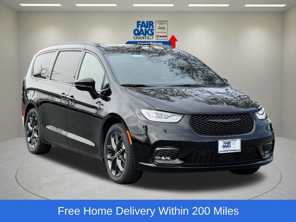 2026 Chrysler Pacifica Limited's photo