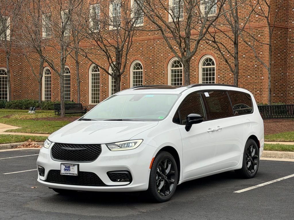 New 2026 Chrysler Pacifica Limited Passenger Van