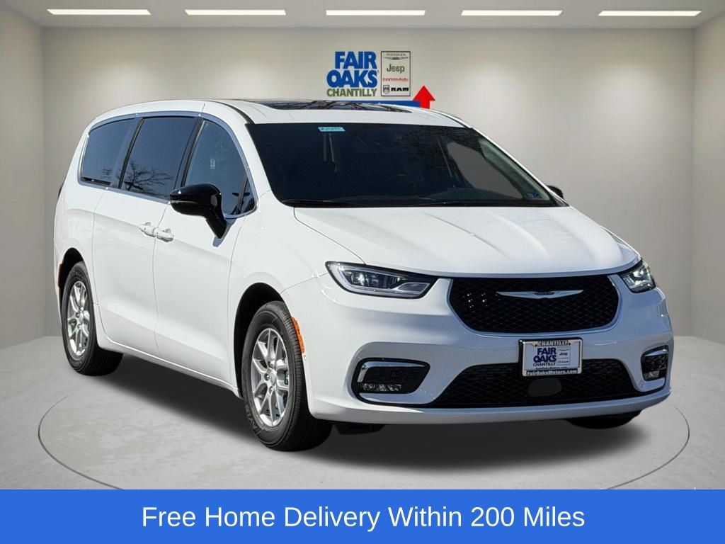 2026 Chrysler Pacifica Select's photo