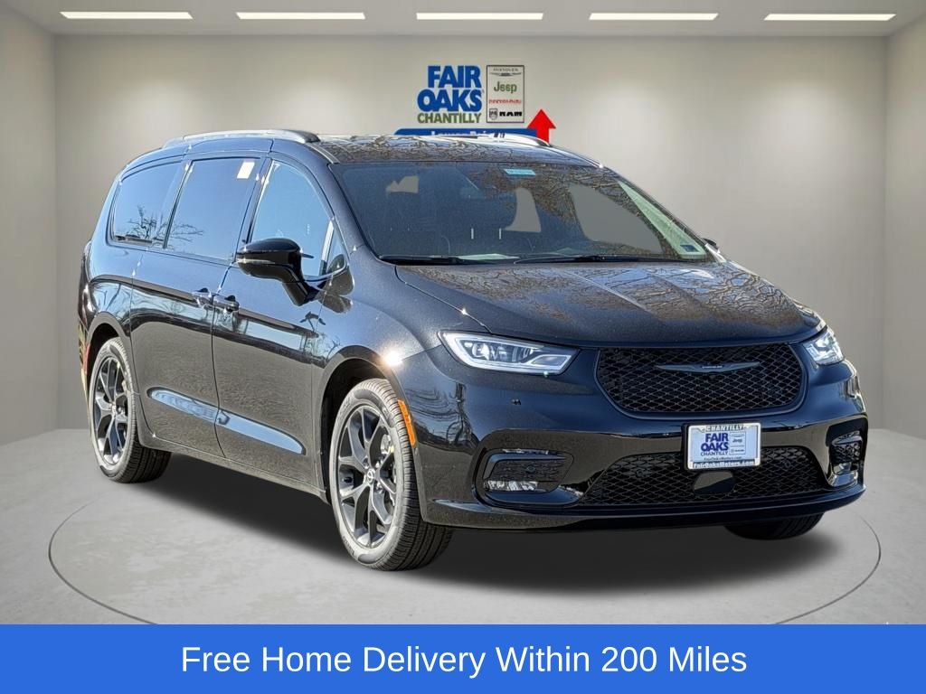 2026 Chrysler Pacifica Limited's photo