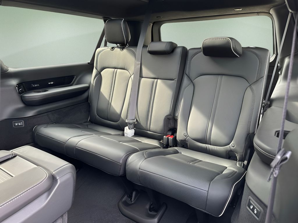 2024 Jeep Wagoneer L Series II photo 3