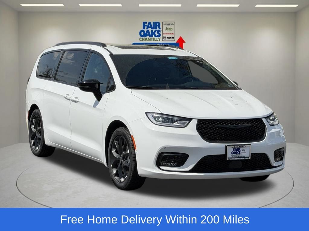 2026 Chrysler Pacifica Select's photo