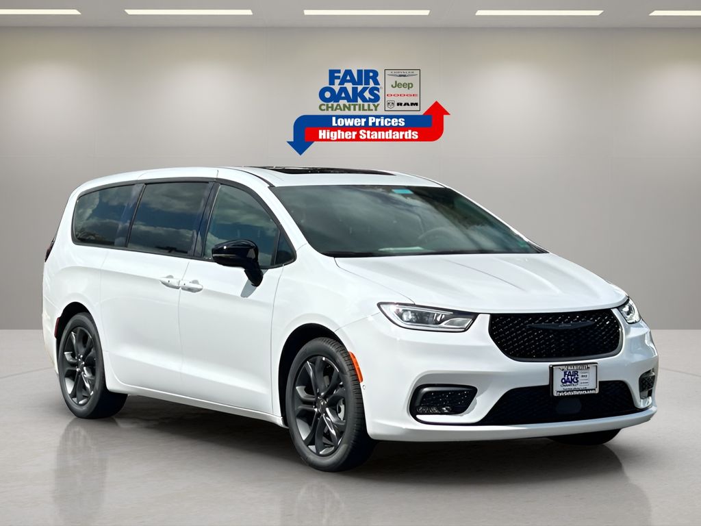 2026 Chrysler Pacifica Select's photo