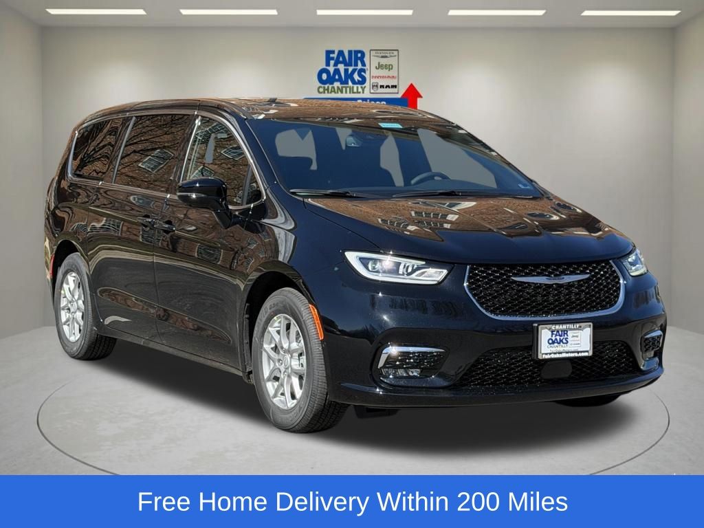 2026 Chrysler Pacifica Select's photo