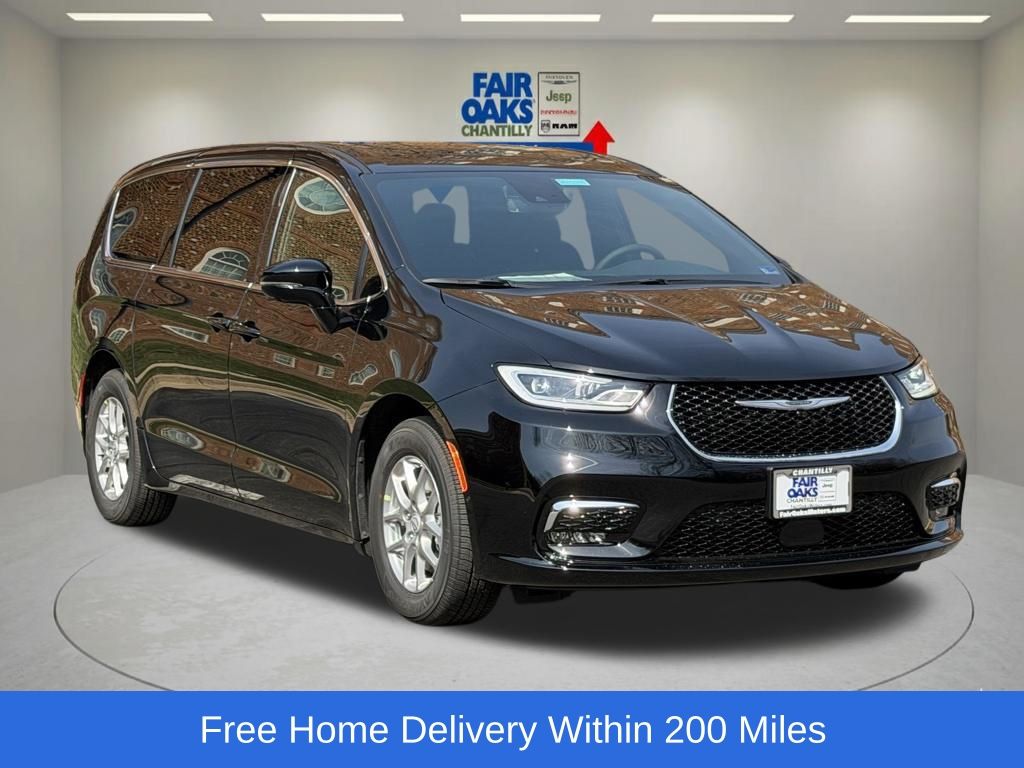 2026 Chrysler Pacifica Select's photo