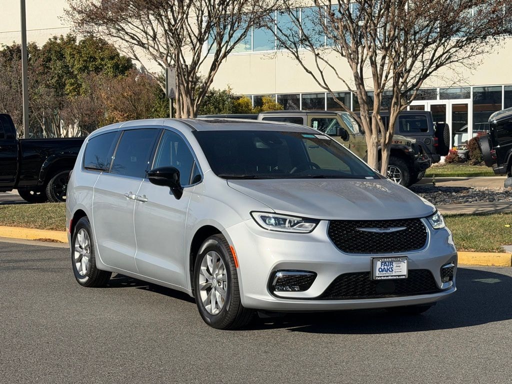 New 2026 Chrysler Pacifica Limited Passenger Van