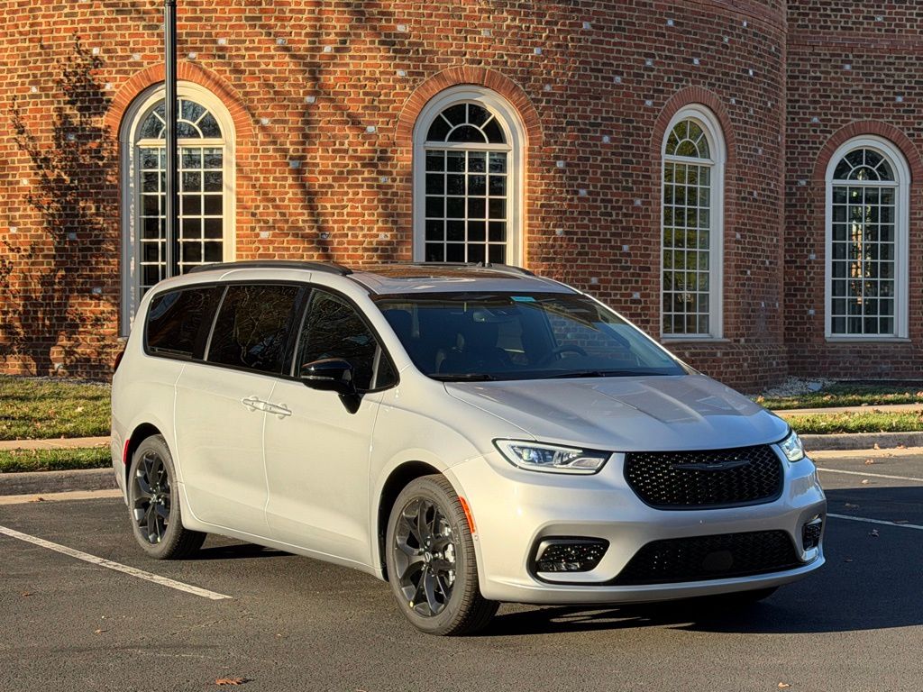 2026 Chrysler Pacifica Select's photo