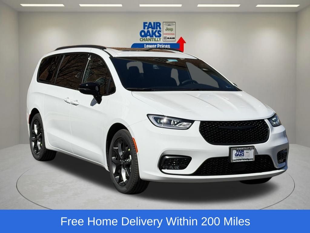 2026 Chrysler Pacifica Select's photo