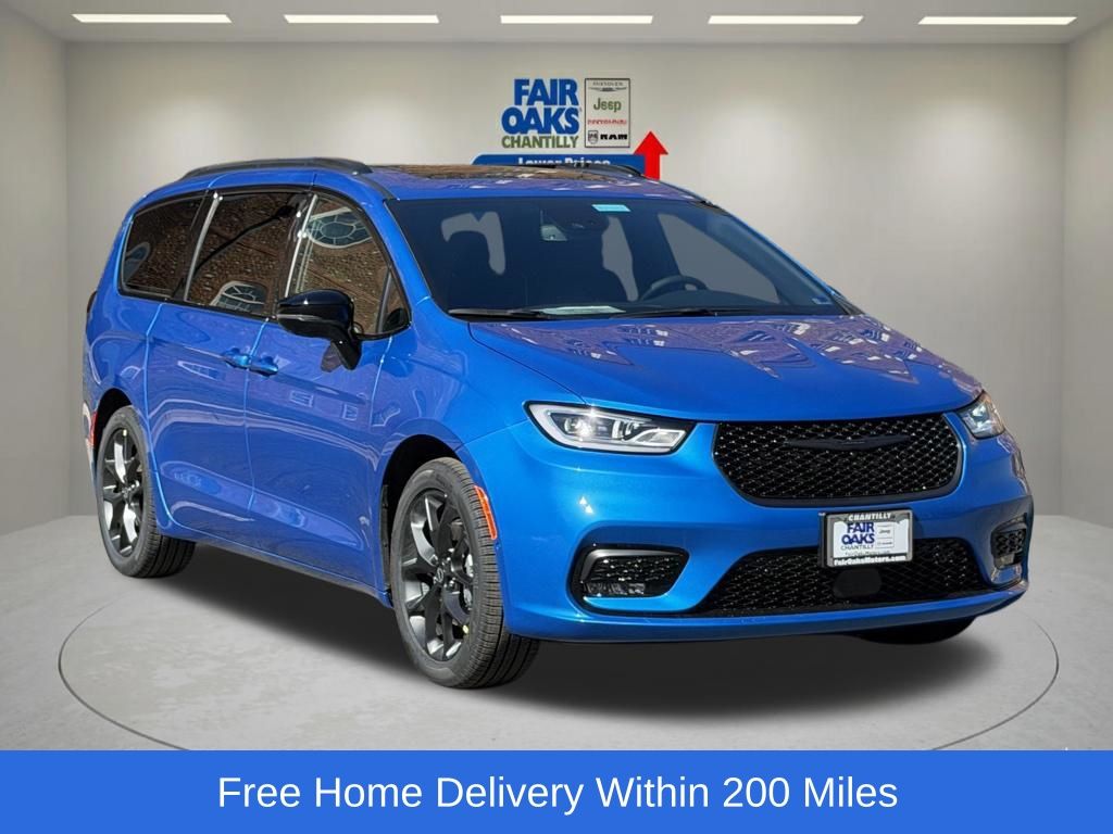 2026 Chrysler Pacifica Limited's photo