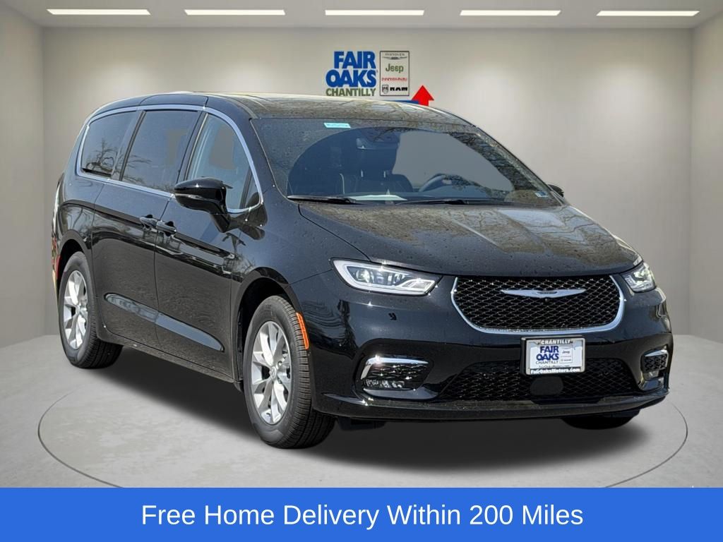 2026 Chrysler Pacifica Limited's photo