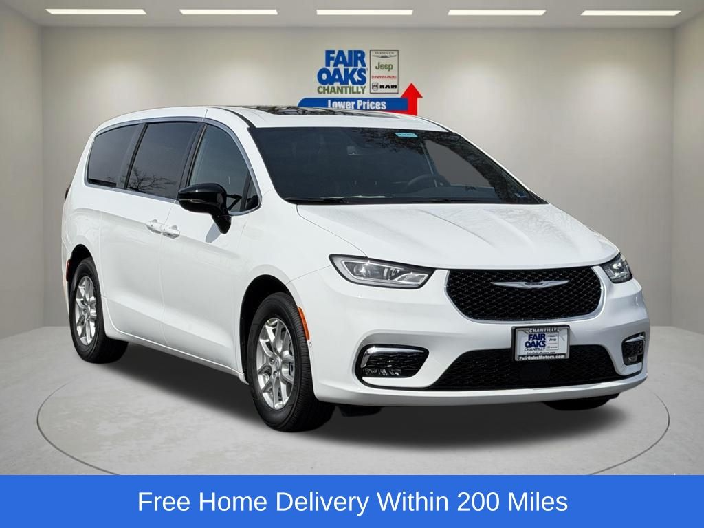 2026 Chrysler Pacifica Select's photo