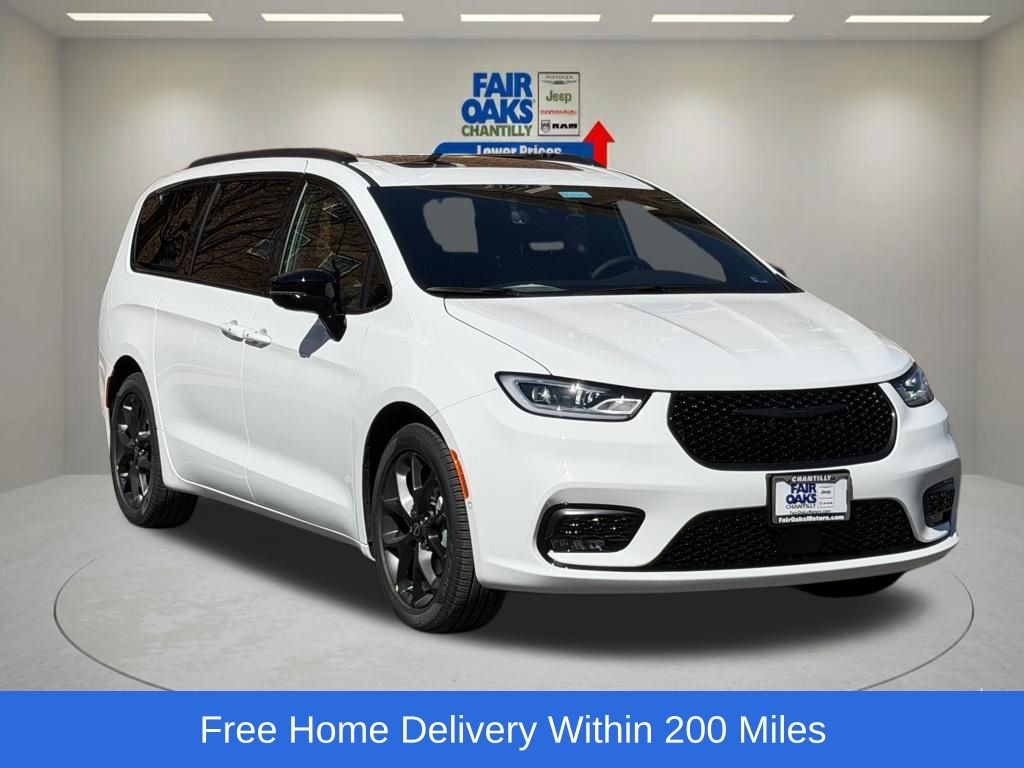 2026 Chrysler Pacifica Select's photo