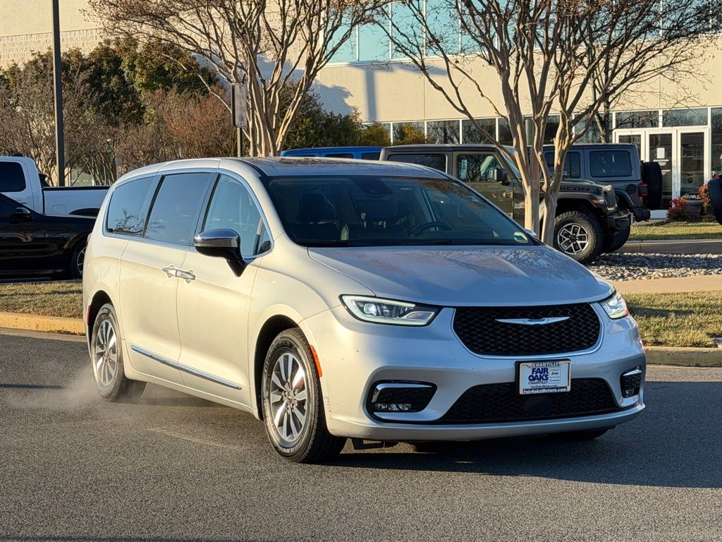 2023 Chrysler Pacifica Hybrid Limited's photo