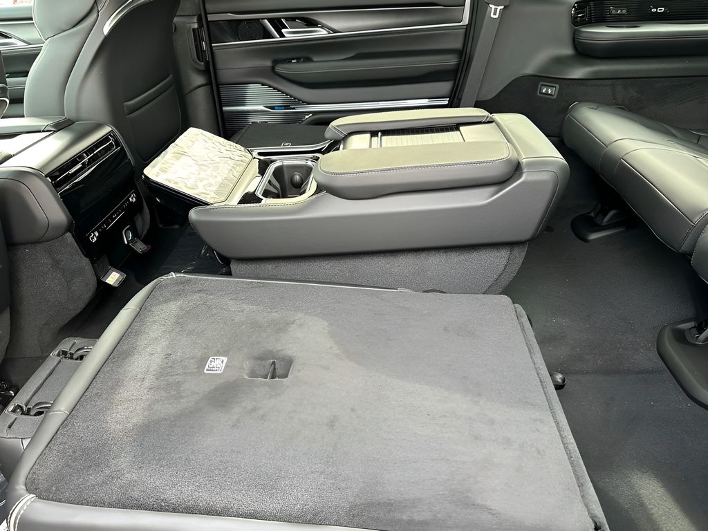 2024 Jeep Wagoneer L Series II photo 4