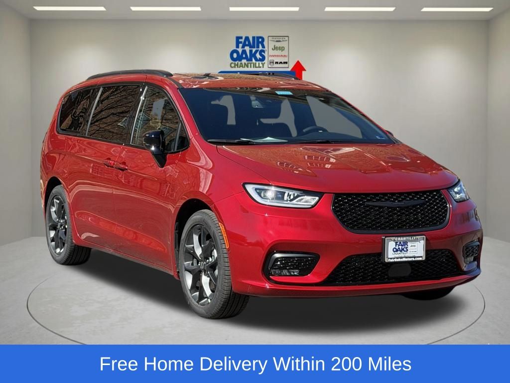 2026 Chrysler Pacifica Select's photo
