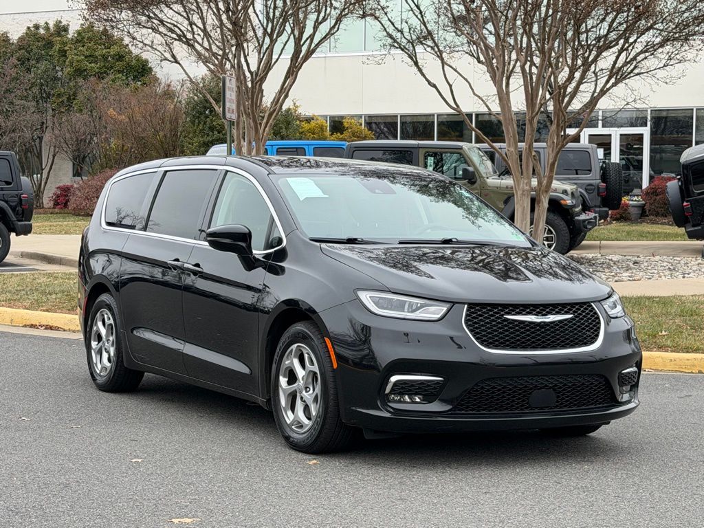 2024 Chrysler Pacifica Limited's photo