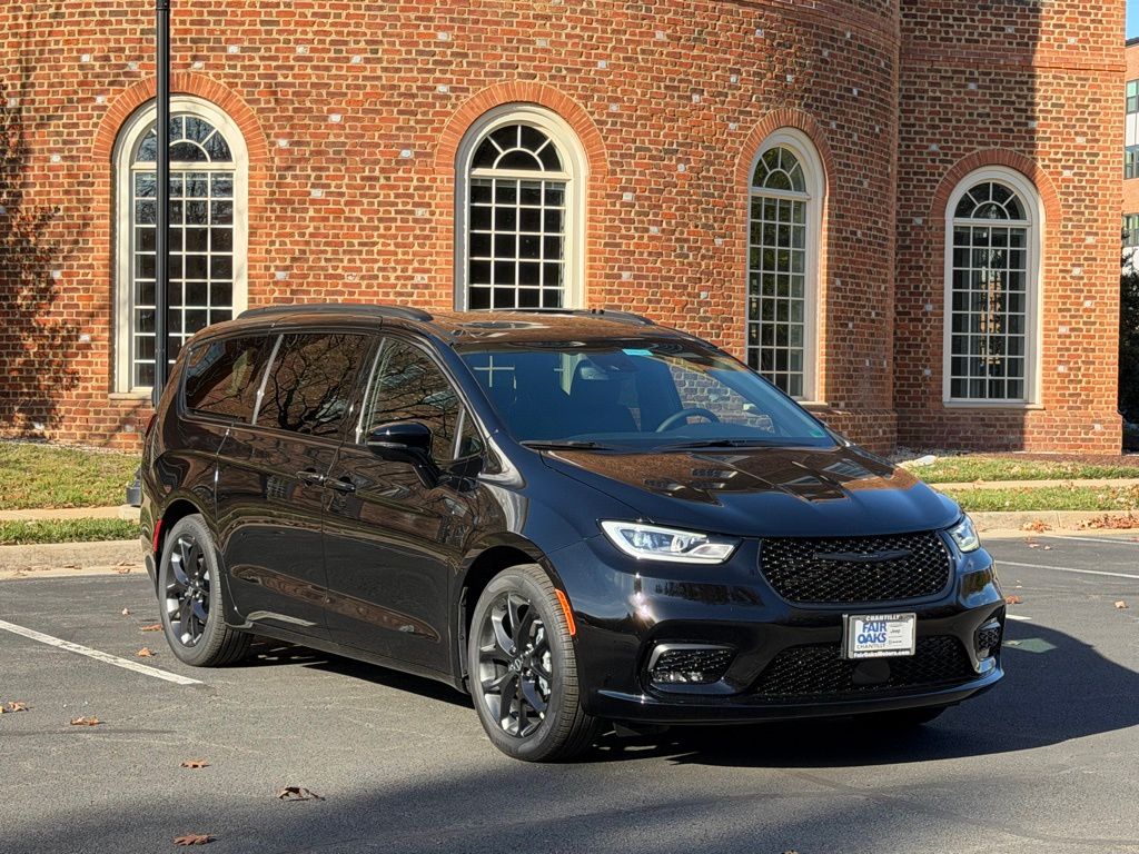 2026 Chrysler Pacifica Select's photo