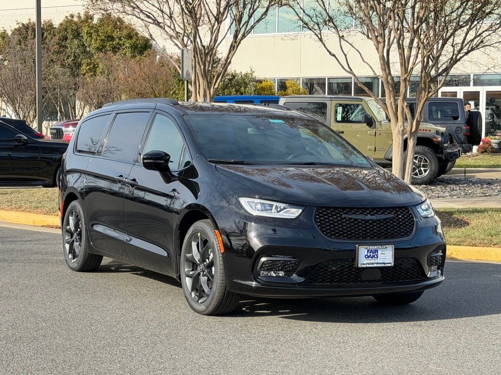 2026 Chrysler Pacifica Select's photo