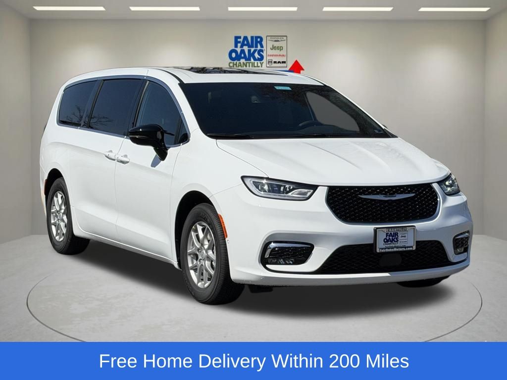 2026 Chrysler Pacifica Select's photo