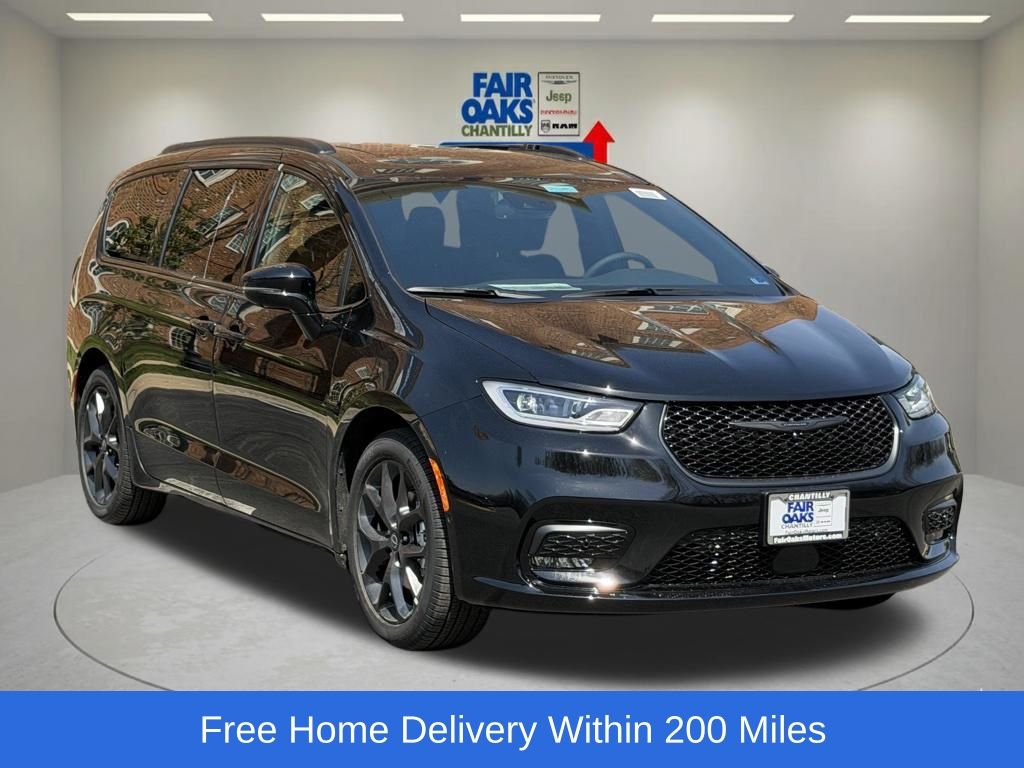 2026 Chrysler Pacifica Select's photo
