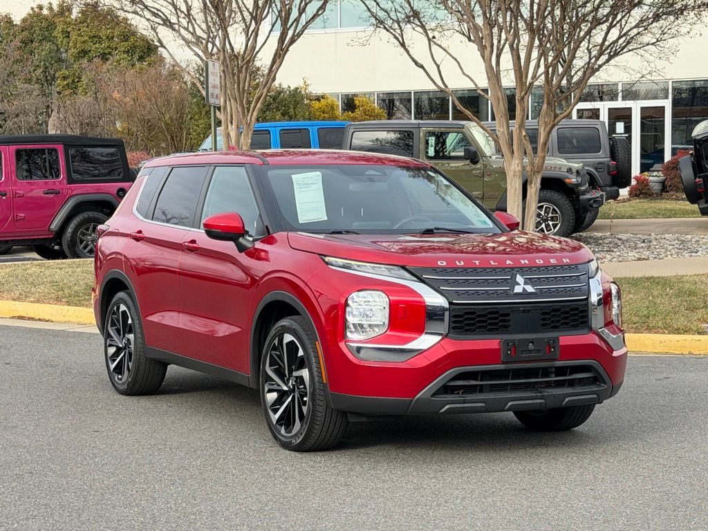 2022 Mitsubishi Outlander ES's photo