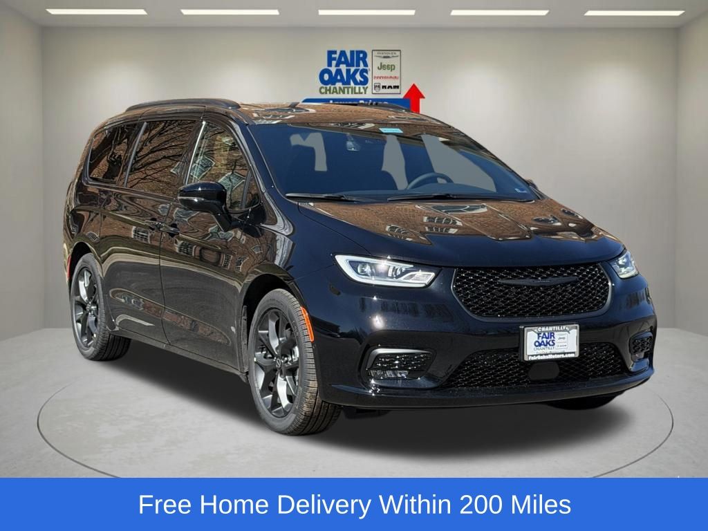 2026 Chrysler Pacifica Select's photo
