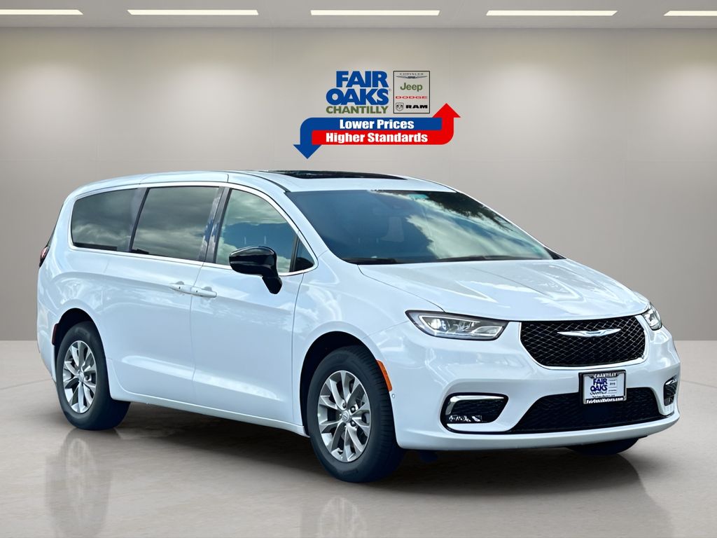 2026 Chrysler Pacifica Select's photo