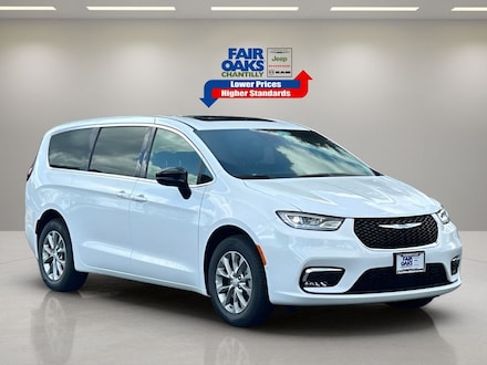 2026 Chrysler Pacifica Select Passenger Van