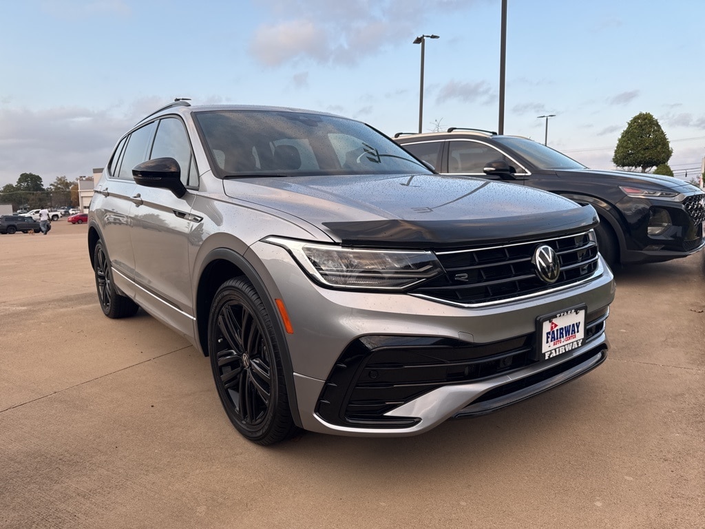 2022 Volkswagen Tiguan SE R-LINE BLACK's photo