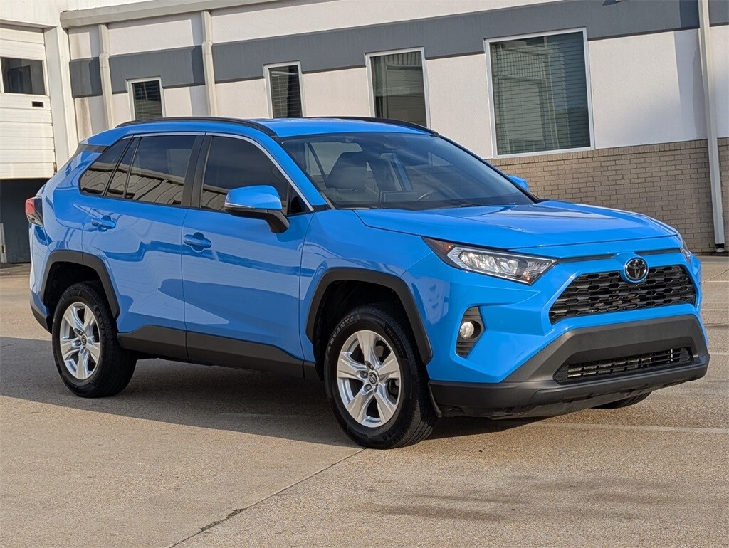 2021 Toyota RAV4 XLE photo 2