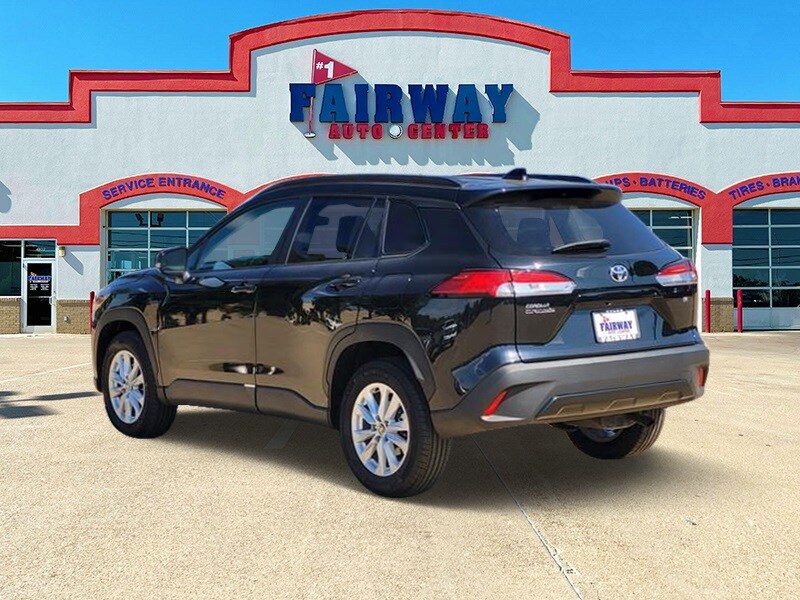 2024 Toyota Corolla Cross LE photo 2